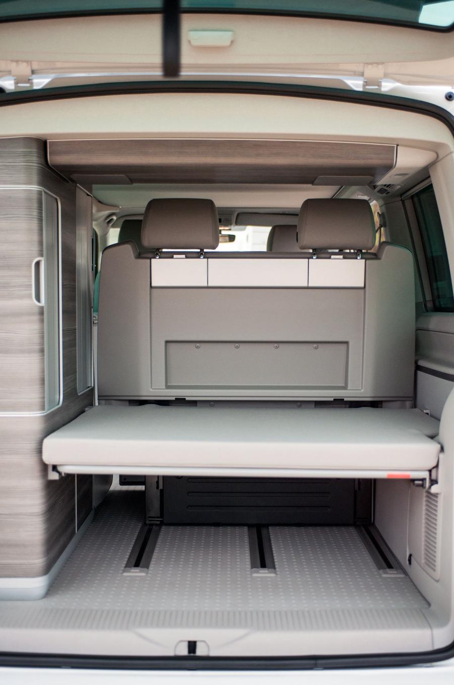 Интерьер Volkswagen California Ocean (T6) 2015 года  (UK) (фото 6 из 40)